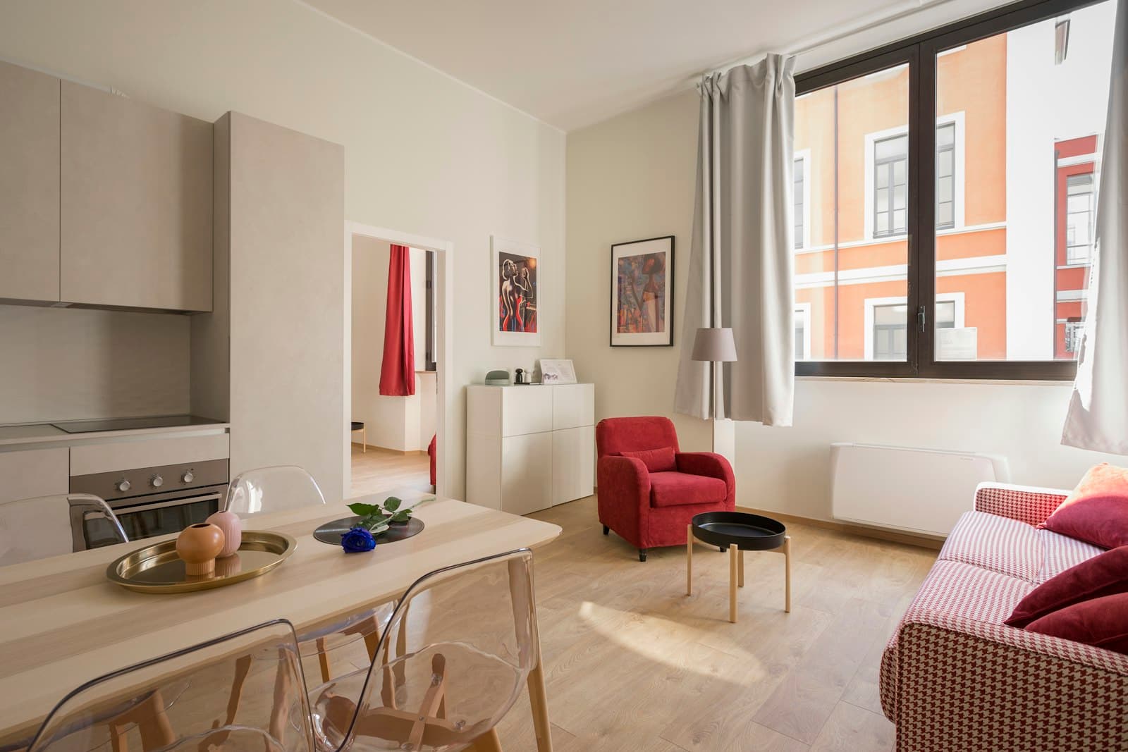 Salon de style loft sur le canal